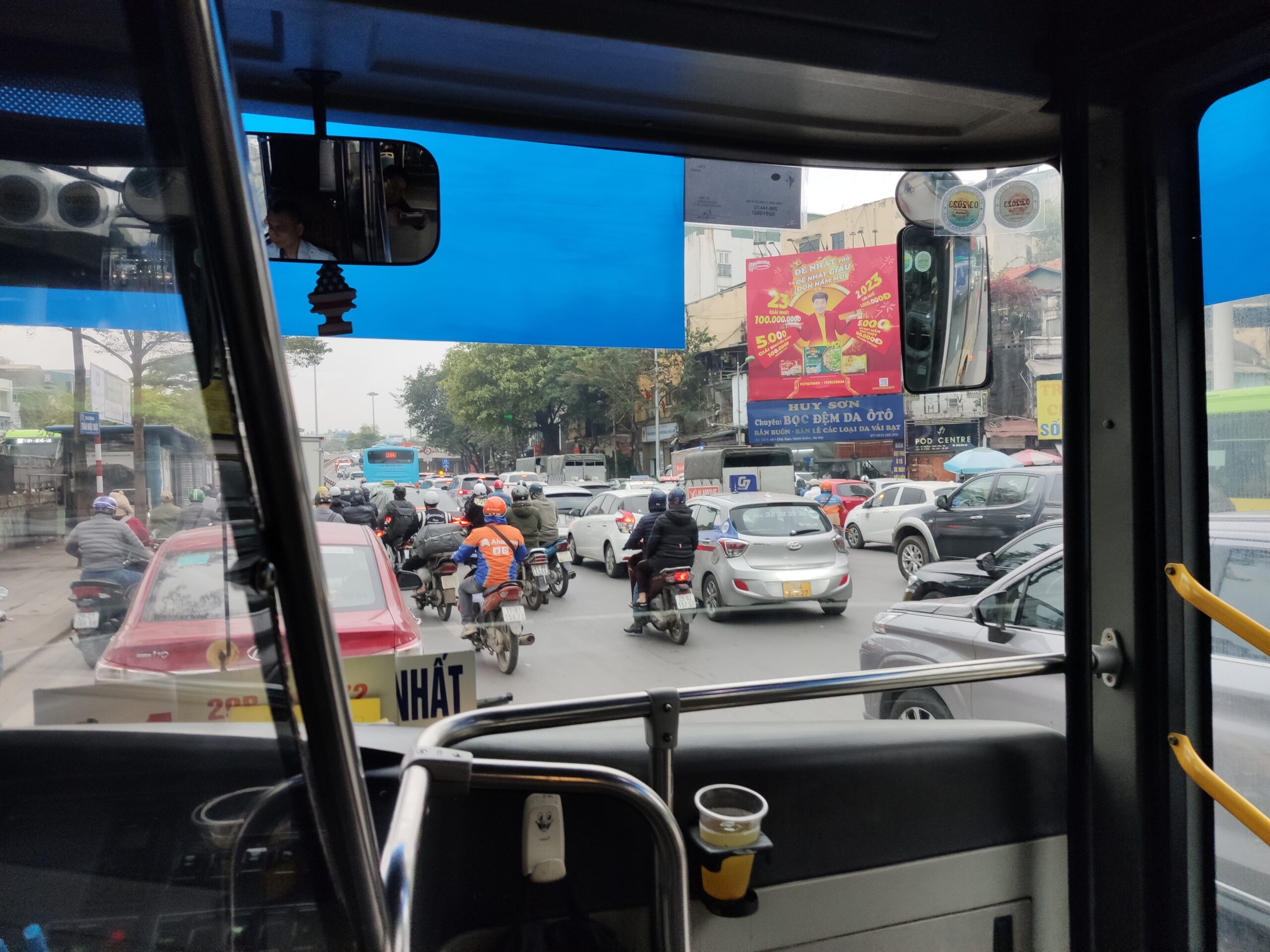 バスから見るベトナムのハノイの渋滞